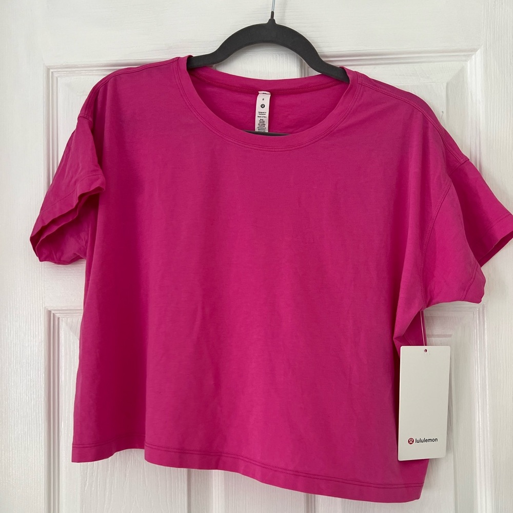Lululemon sonic pink Cates tee. NWT